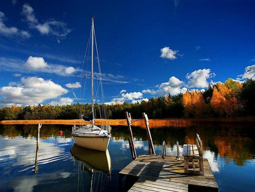 Яхта у причала