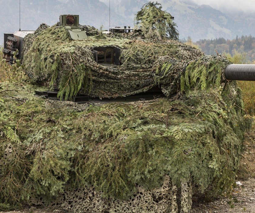 Замаскированный танк т80