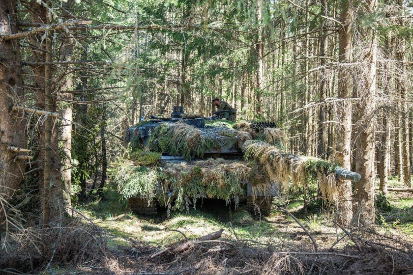 Леопард 2 с маскировкой