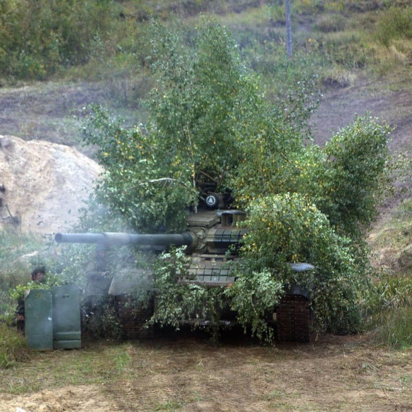 Замаскированный танк т80