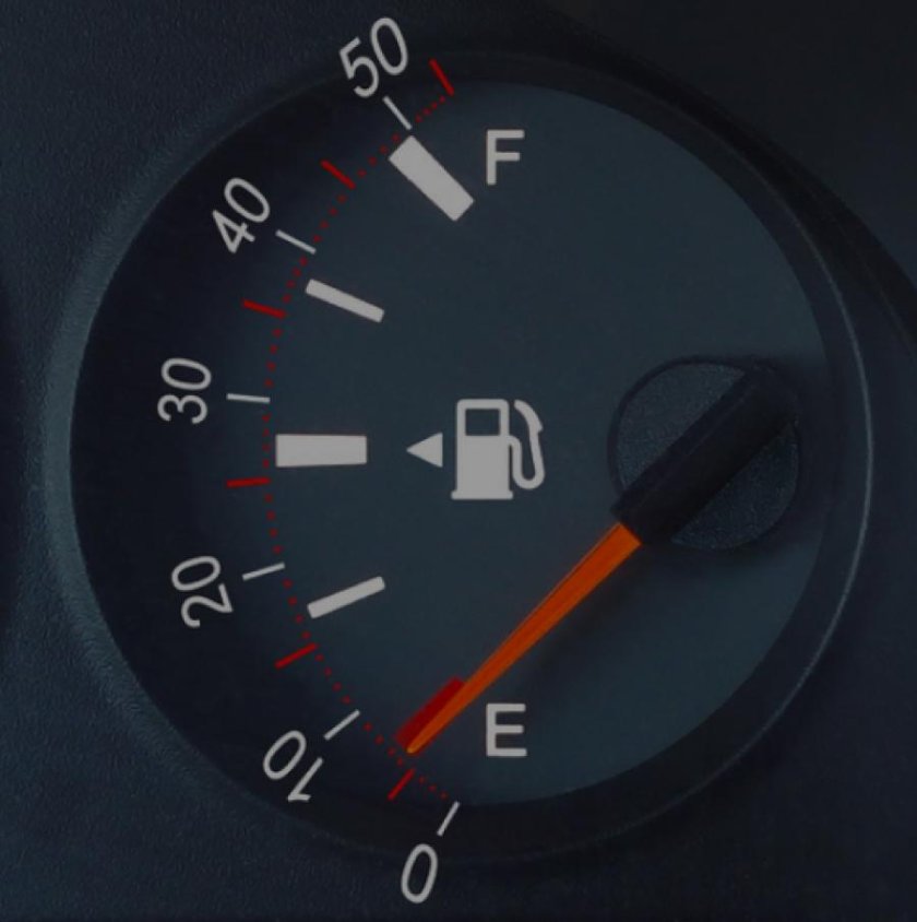 Датчик уровня топлива на панели приборов