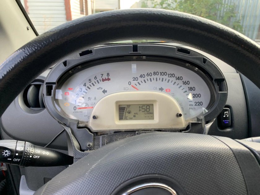 Daihatsu Sirion 1999 приборка