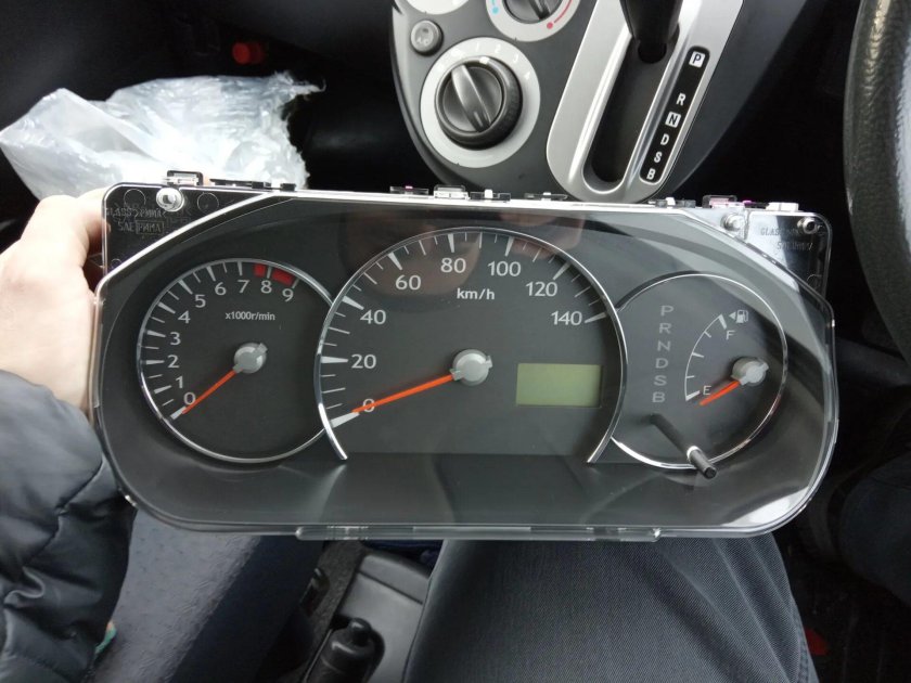 Приборная панель Дайхатсу мира