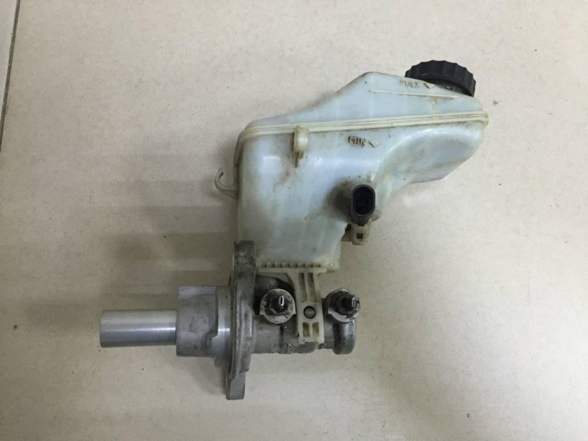 Цилиндр главный тормозной