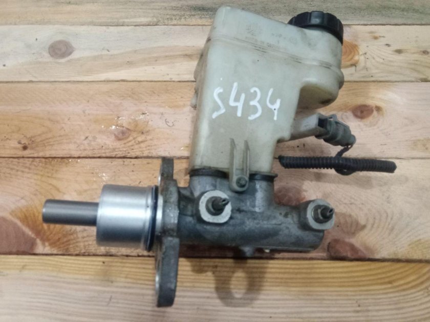 Цилиндр тормозной главный