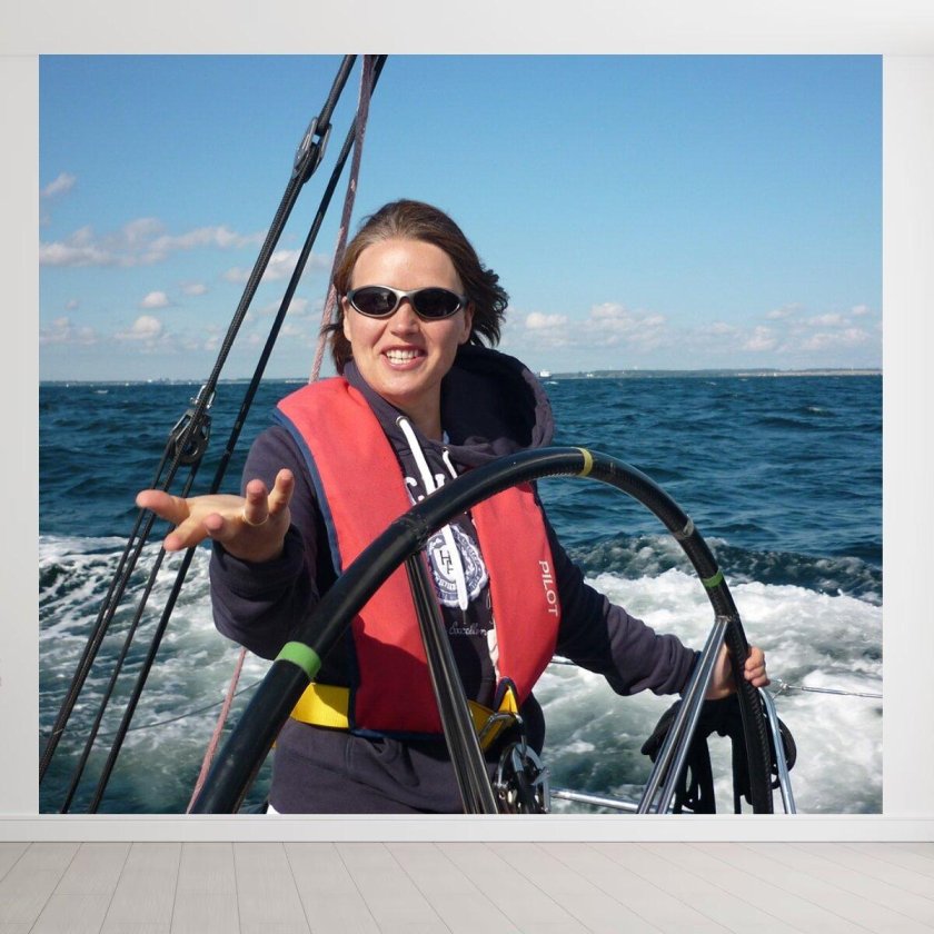 Женщина за штурвалом катера