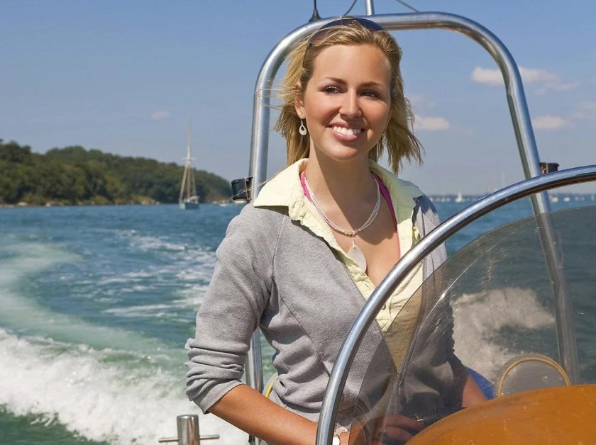 Женщина за штурвалом яхты