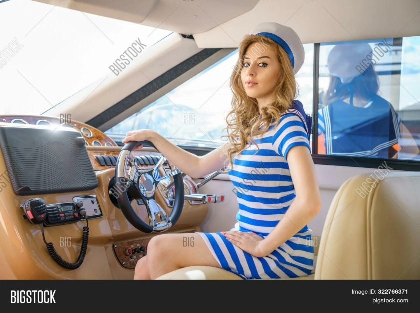 Девушка за штурвалом корабля