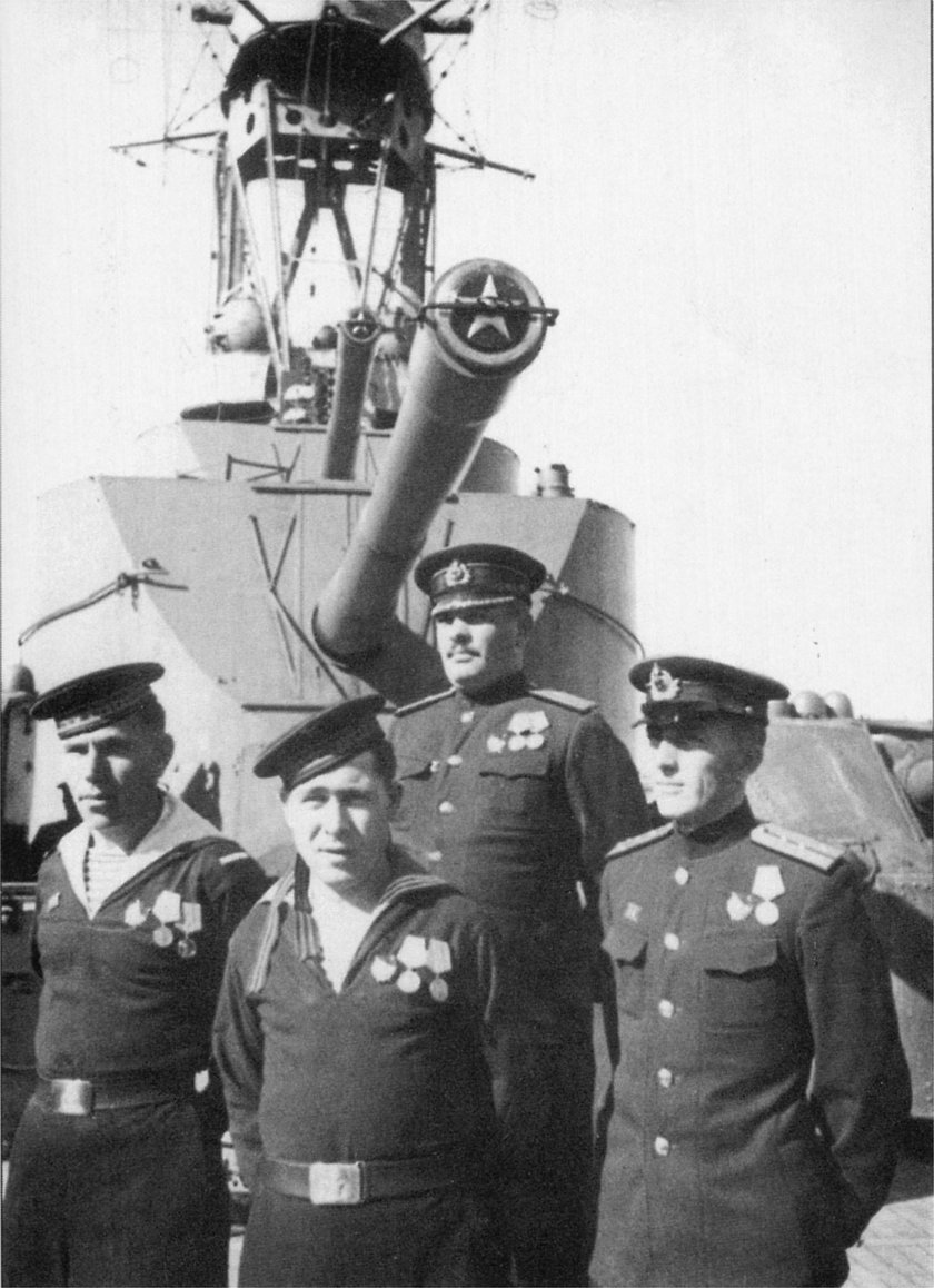 Экипаж крейсера красный Кавказ