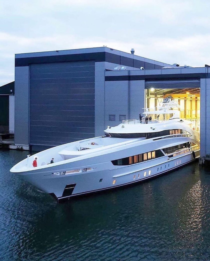 Мегаяхта Гамильтон