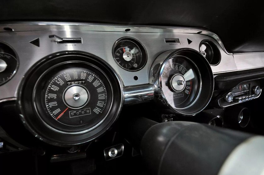 Форд Мустанг 1967 приборная панель