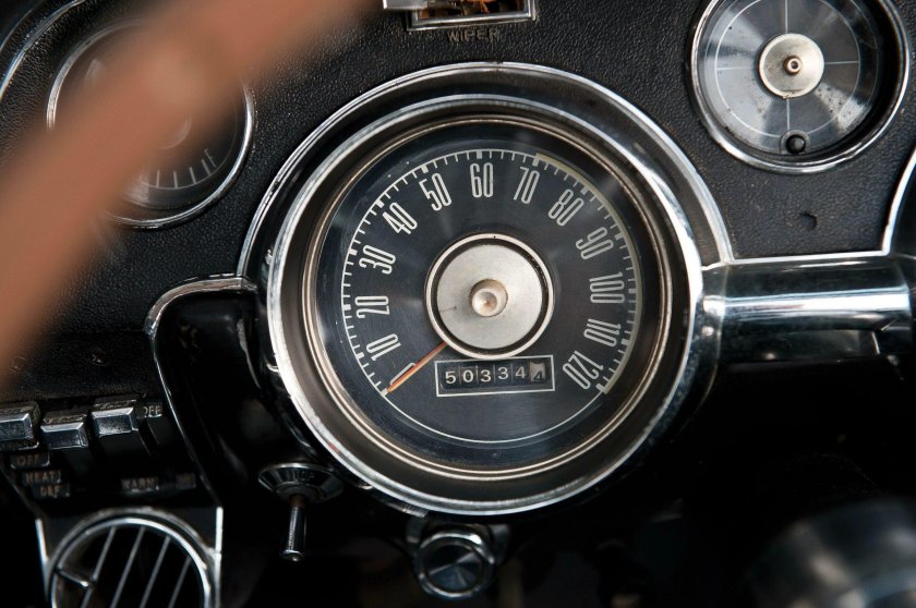 Форд Мустанг 1967 приборная панель