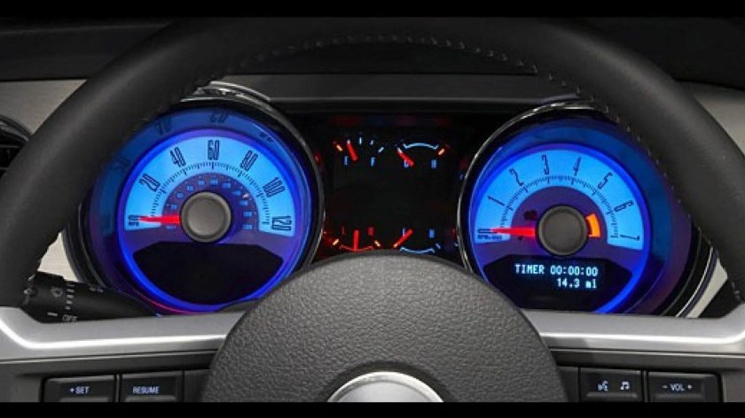 Ford Mustang 2010 приборная панель