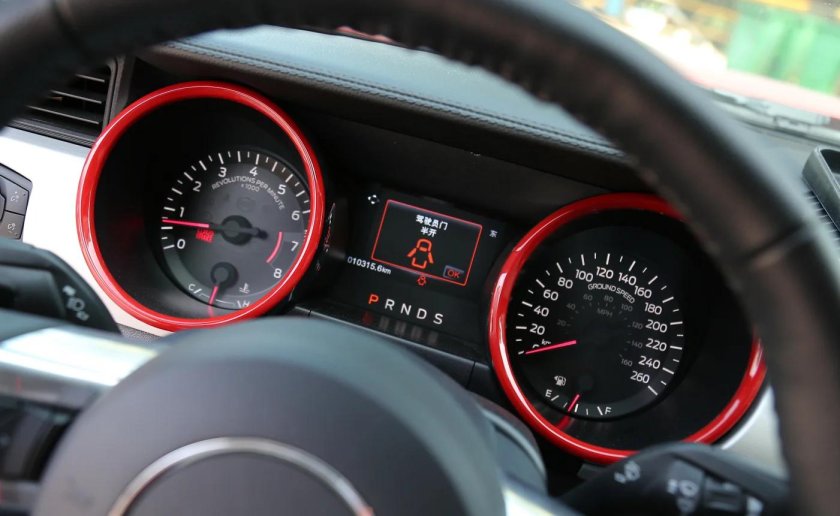 Приборная панель Форд Мустанг