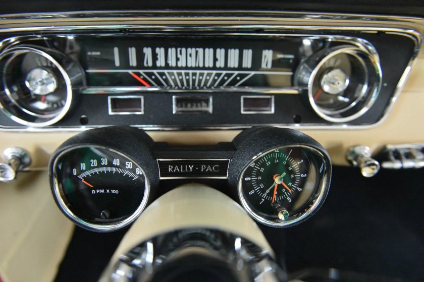 Ford Mustang 1965 dashboard