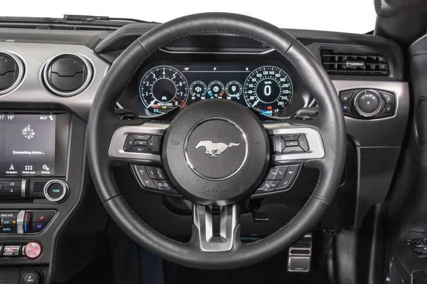 Панель Форд Мустанг 2017