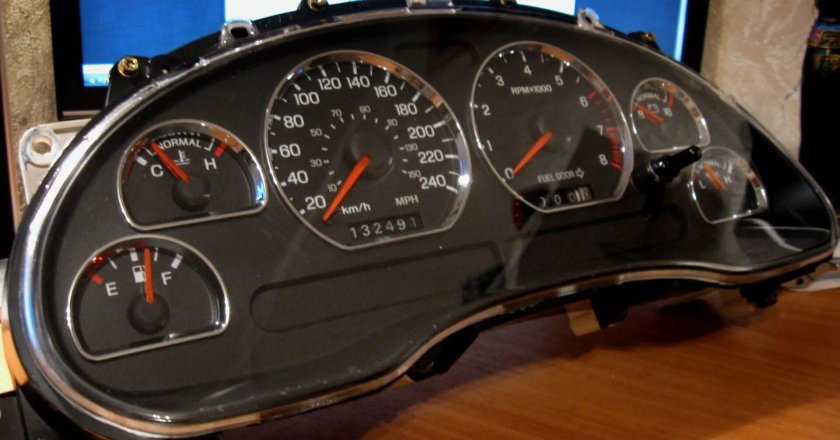 Панель приборов Мустанг 2004