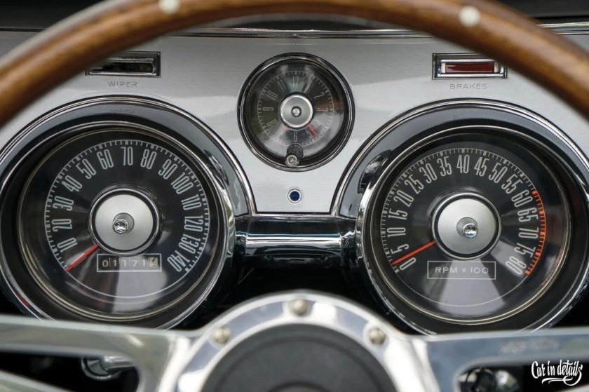 Форд Мустанг 1967 приборная панель