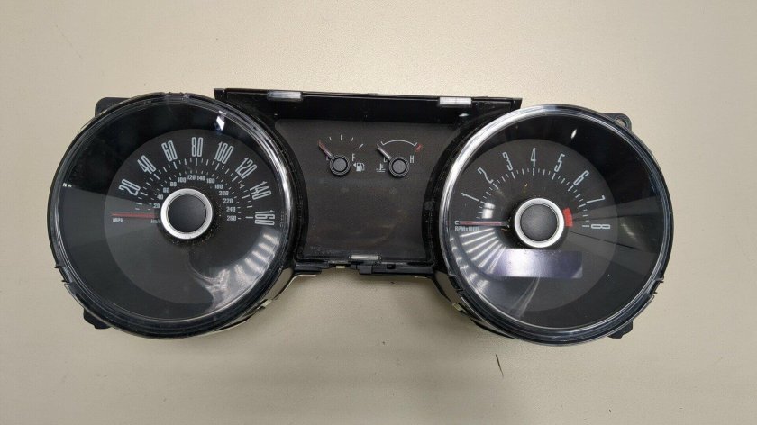 Поцарапанная приборная панель