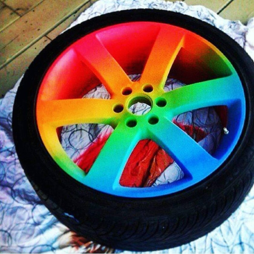 Радужные диски на машину