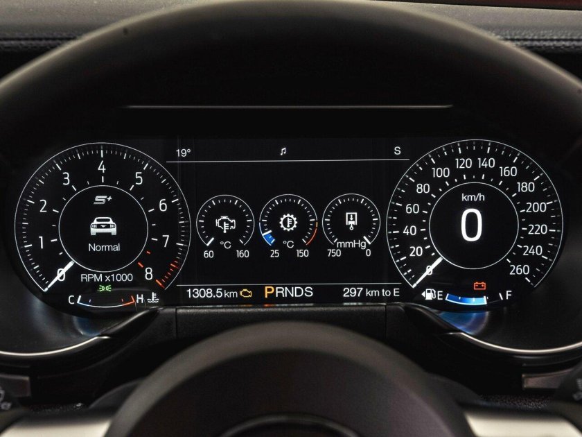 Форд Мустанг 2017 приборная панель