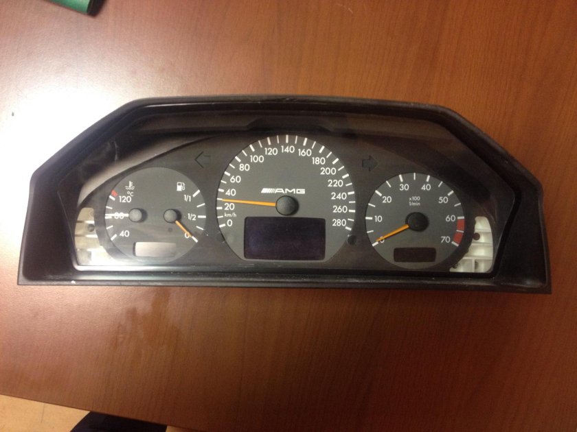 Приборная панель Мерседес 124 210