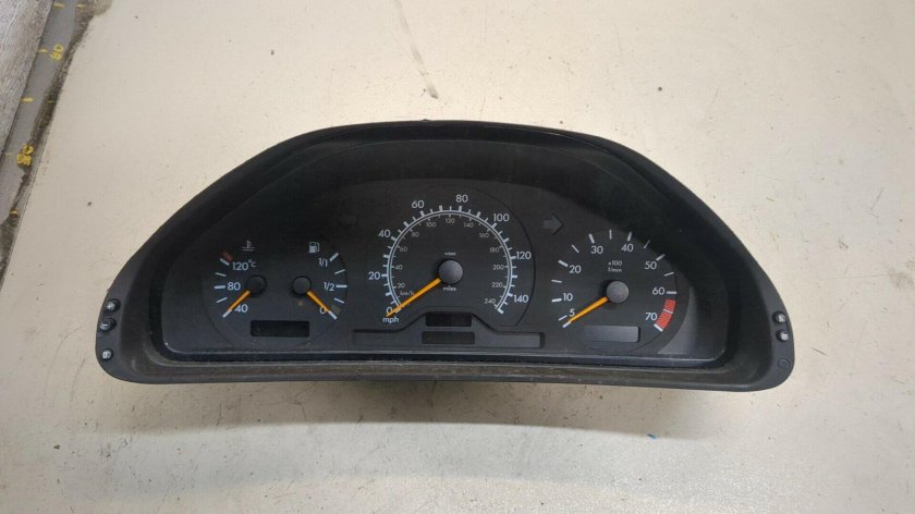 Панель приборов мерседес