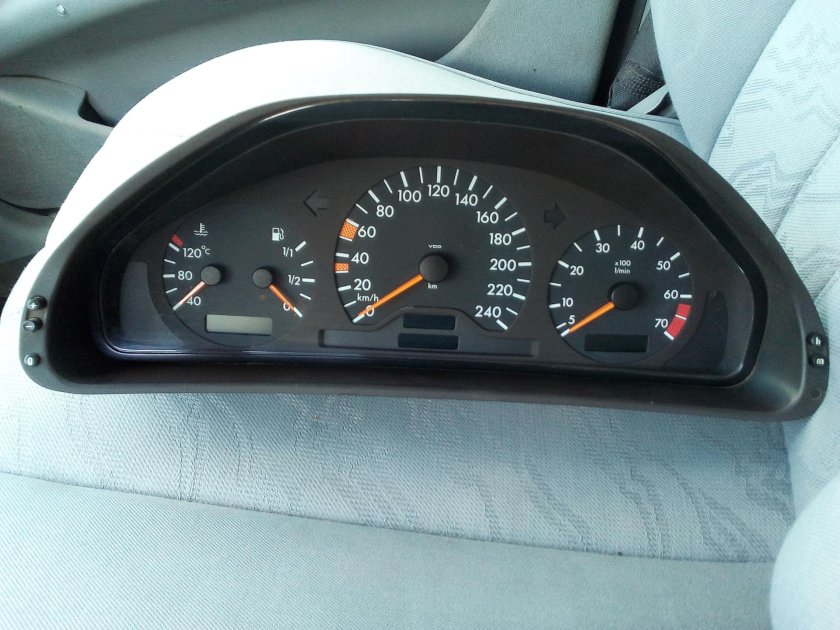 Щиток приборов Мерседес 210