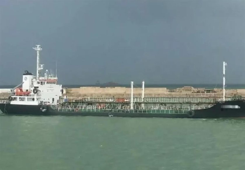 Oil tanker