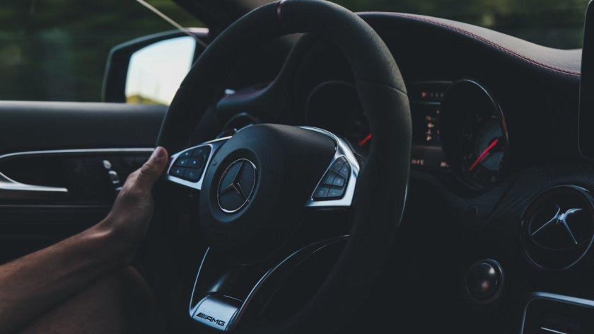 Девушка за рулем Мерседеса