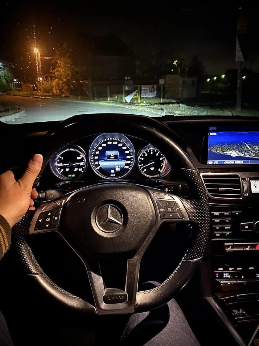 За рулем Мерседеса w212