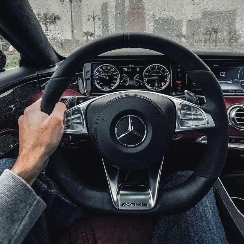 Мерседес Бенц с 63 AMG за рулём