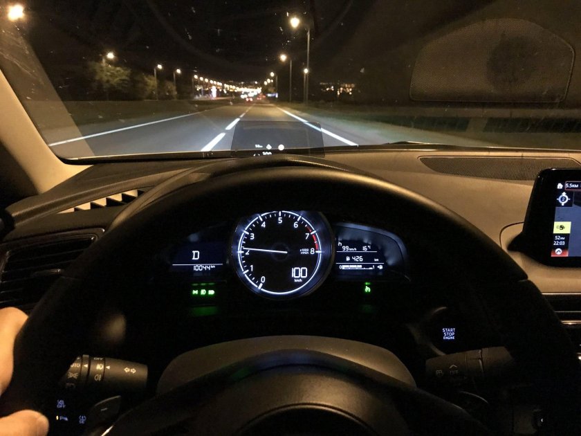 Мерседес е200 за рулем