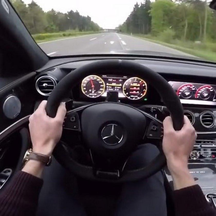 За рулем Мерседес c205