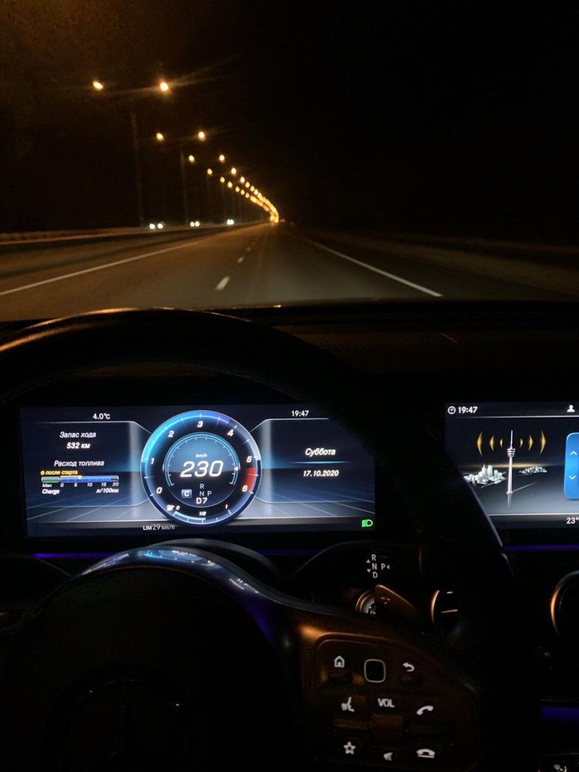 Ночной Мерседес на трассе