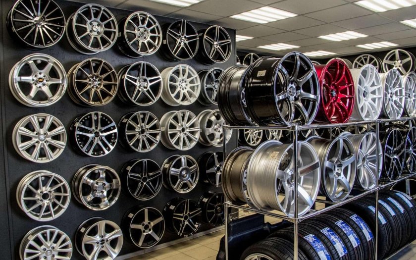 Витрина для автомобильных дисков
