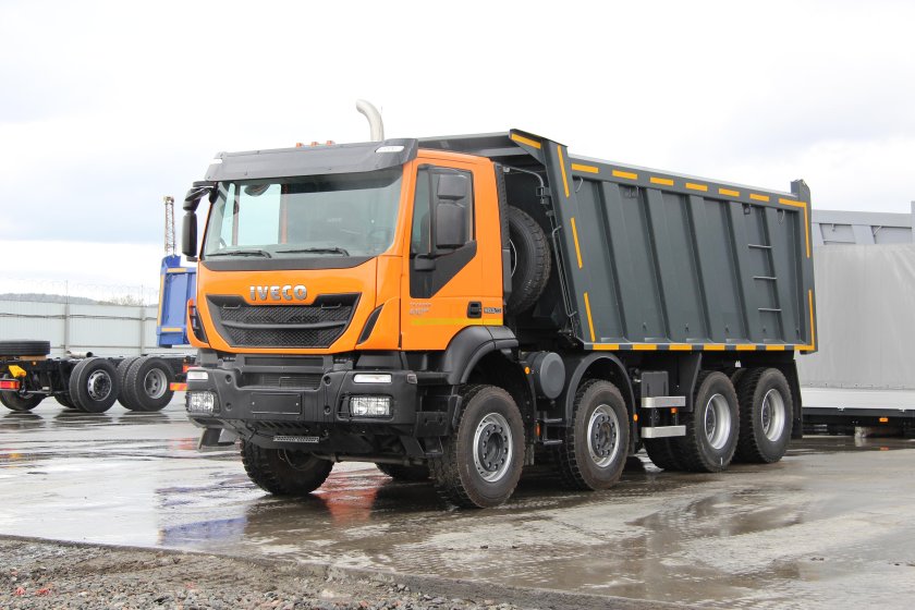 Iveco Trakker 8x8 самосвал