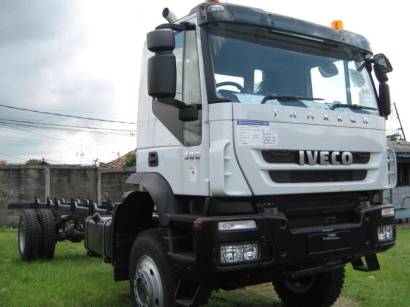 Iveco Trakker 8x4 самосвал