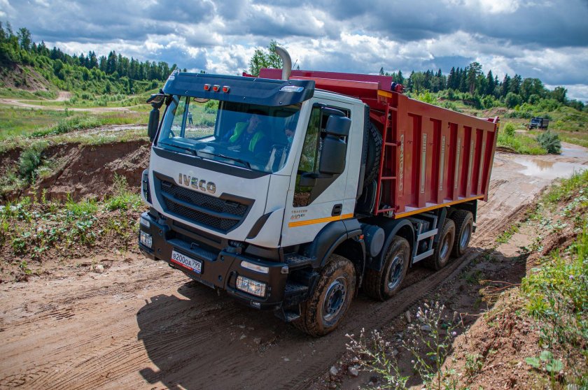 Грузовик Ивеко Траккер