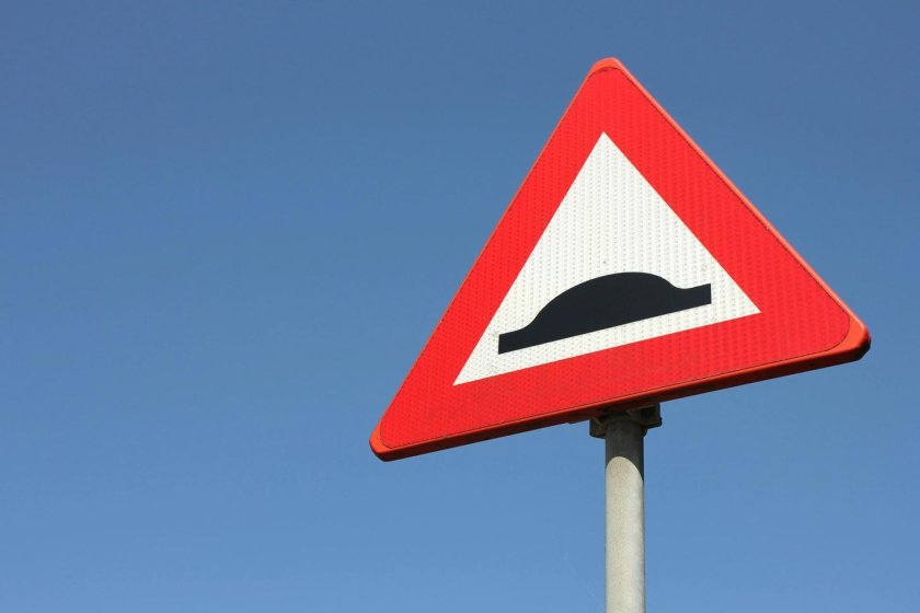 Дорожные знаки лежачий полицейский