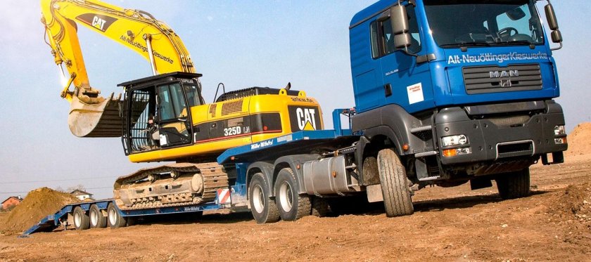 Экскаватор на трале КАМАЗА