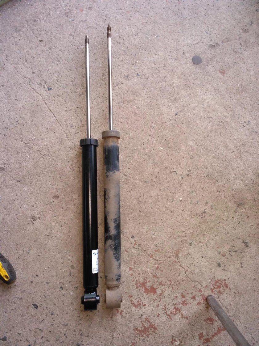 Задние амортизаторы на Skoda Octavia Tour