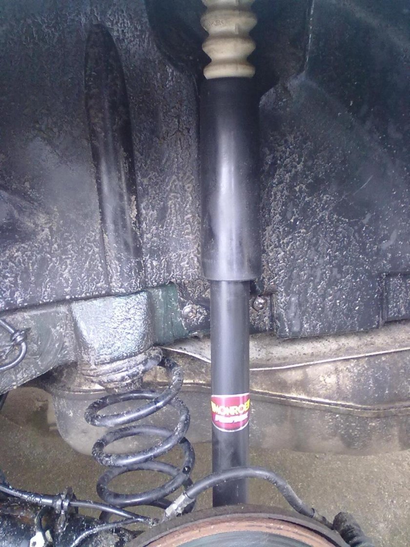 Задние амортизаторы на Skoda Octavia Tour