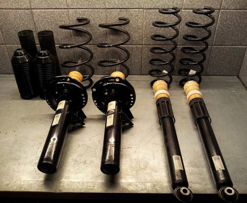 Амортизатор передний Шкода Октавия а5