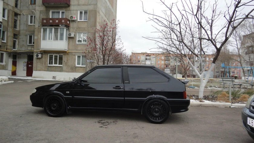 Черная ВАЗ 2113 r17