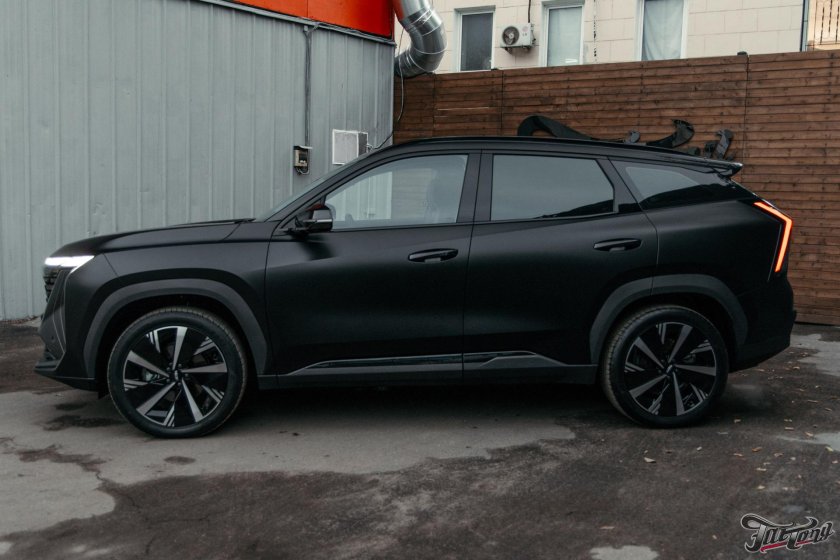 Geely coolray черная