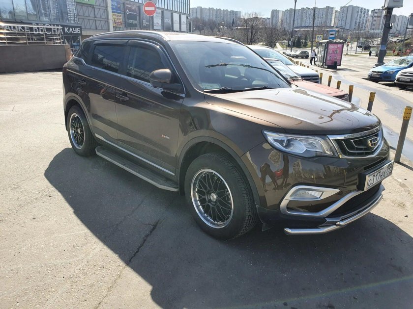 Geely Atlas Pro красный