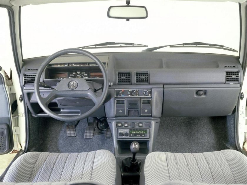 Peugeot 305 салон