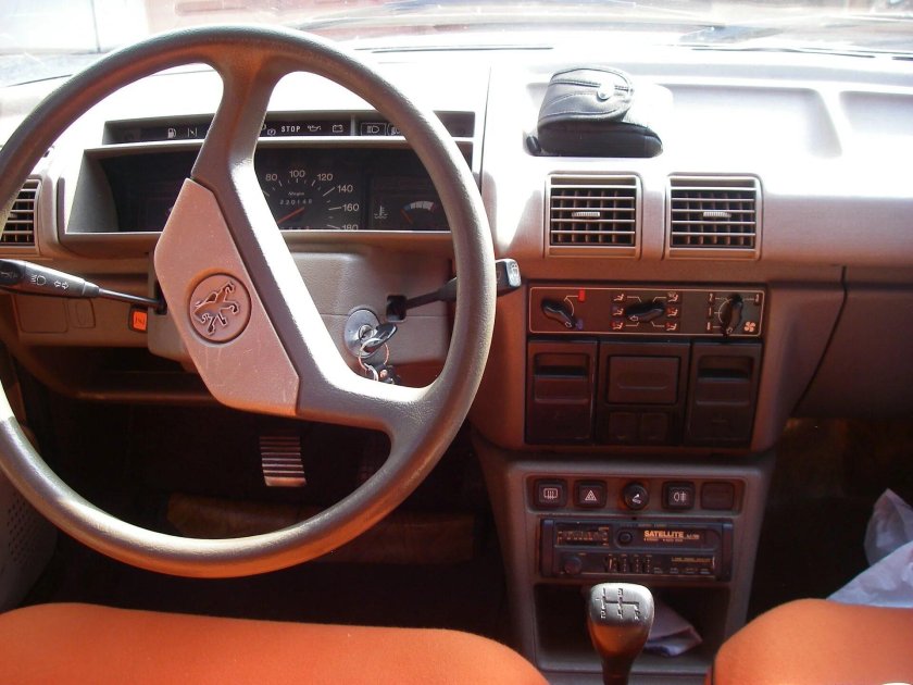 Peugeot 305 Break Salon