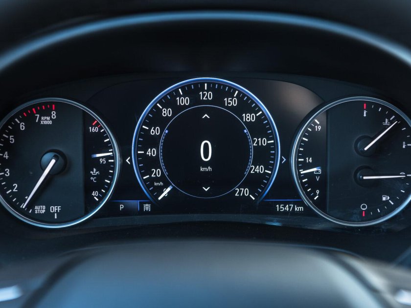 Buick Lacrosse приборная панель